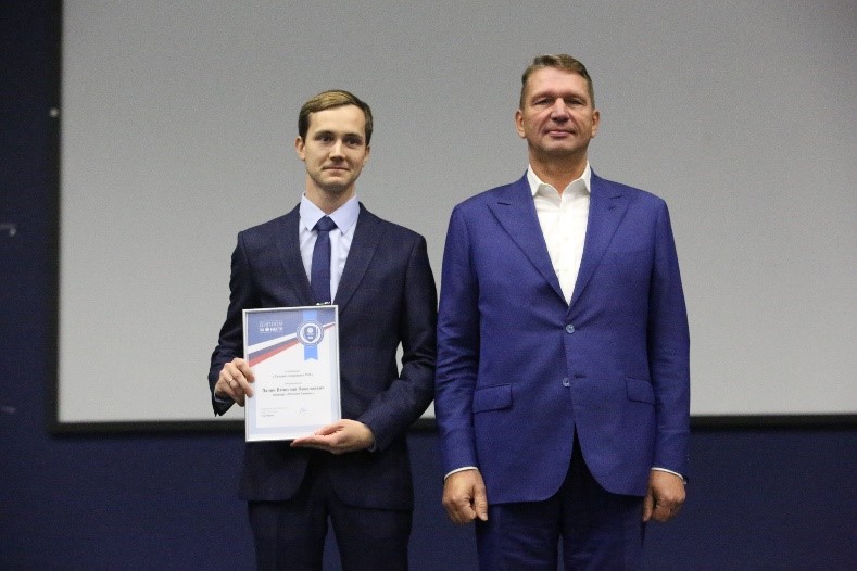 Андрей Майоров вручает награду